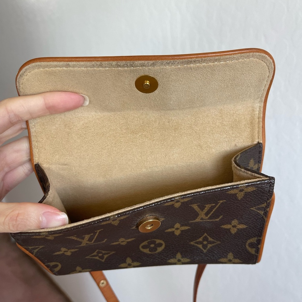 Louis Vuitton Pochette Florentine bag - Picture 3 of 7